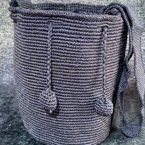 Mochila arwaca pequeña color blanco hueso con gris oscuro
