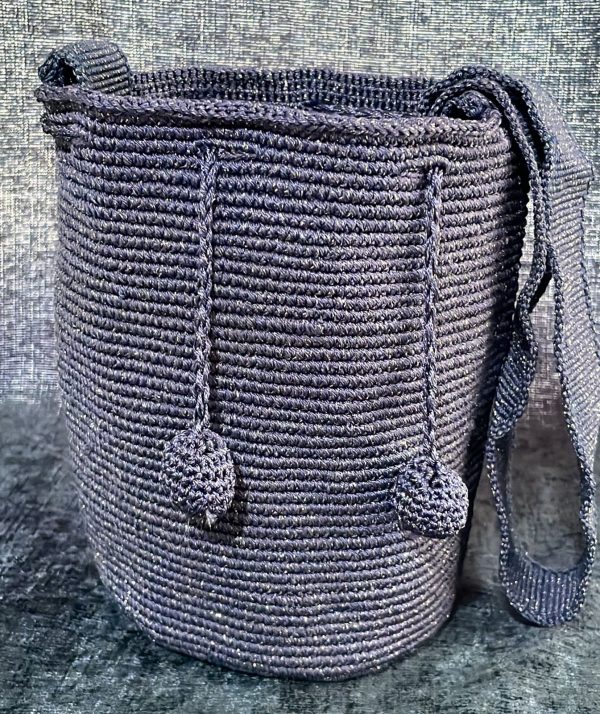 Mochila arwaca pequeña color blanco hueso con gris oscuro