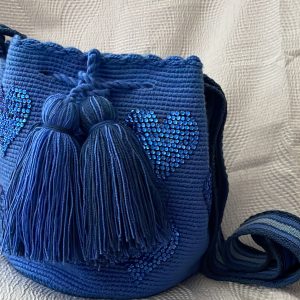 Mochila mediana azul decorada en piedras con molde de corazón