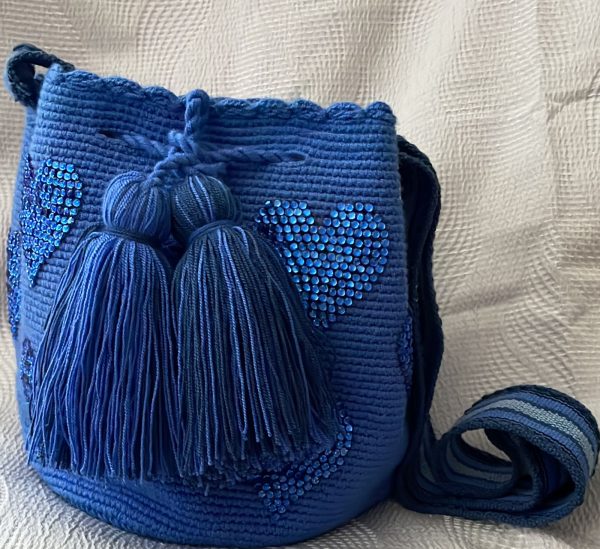 Mochila mediana azul decorada en piedras con molde de corazón