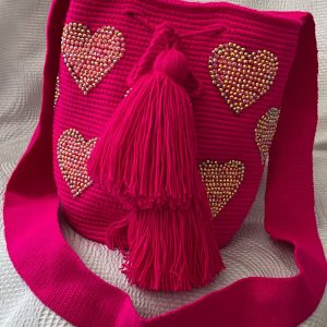 Mochila mediana color fuchsia  decorada con piedras en molde de corazón