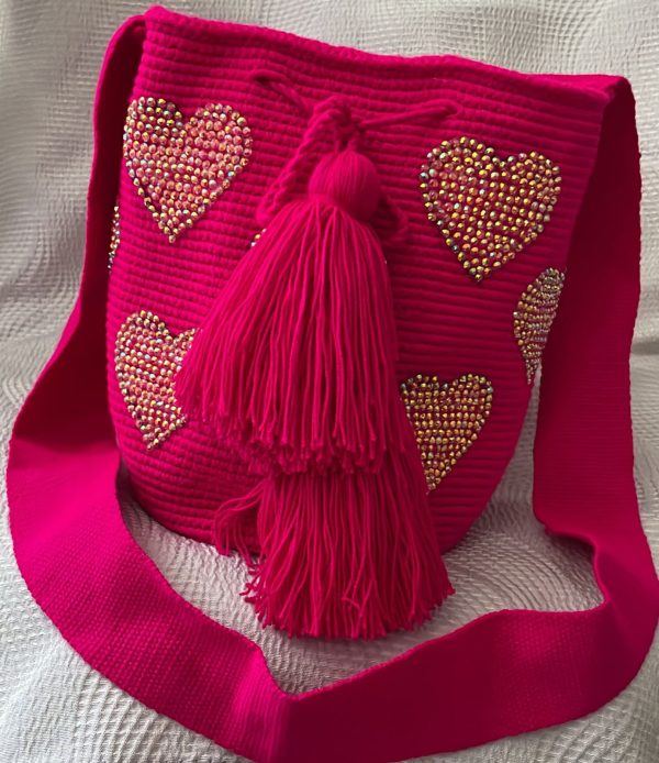 Mochila mediana color fuchsia  decorada con piedras en molde de corazón