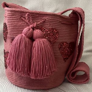 Mochila mediana color palo de rosa decorada en piedras con molde de corazón