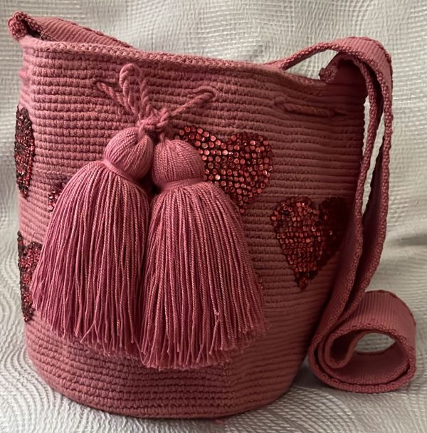 Mochila mediana color palo de rosa decorada en piedras con molde de corazón