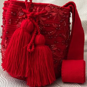 Mochila mediana color rojo fiesta recamada con perlas