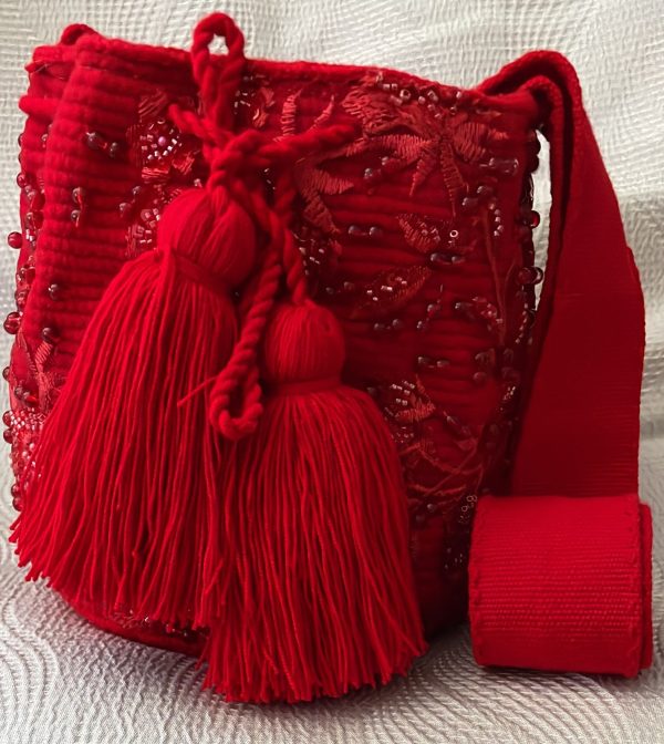 Mochila mediana color rojo fiesta recamada con perlas